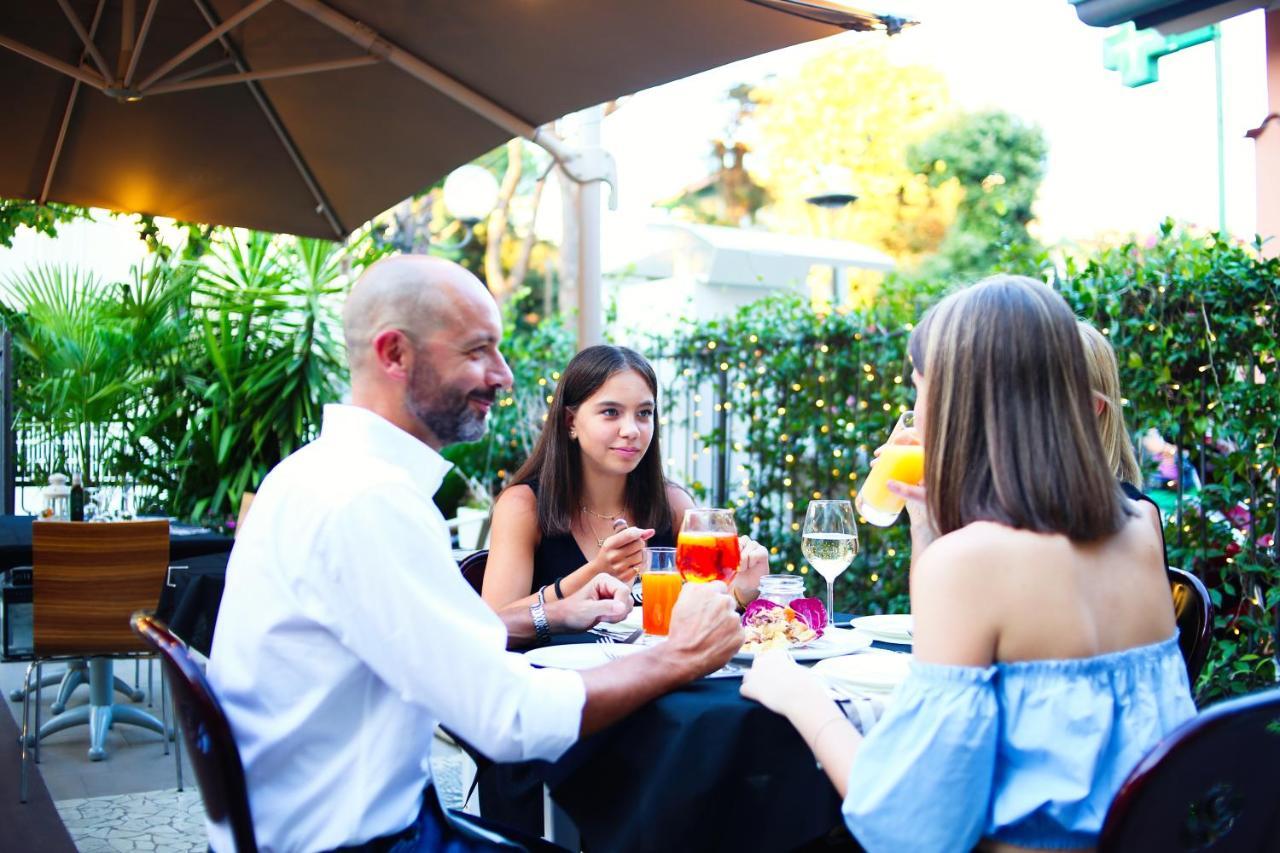 Hotel Falco Riccione Kültér fotó