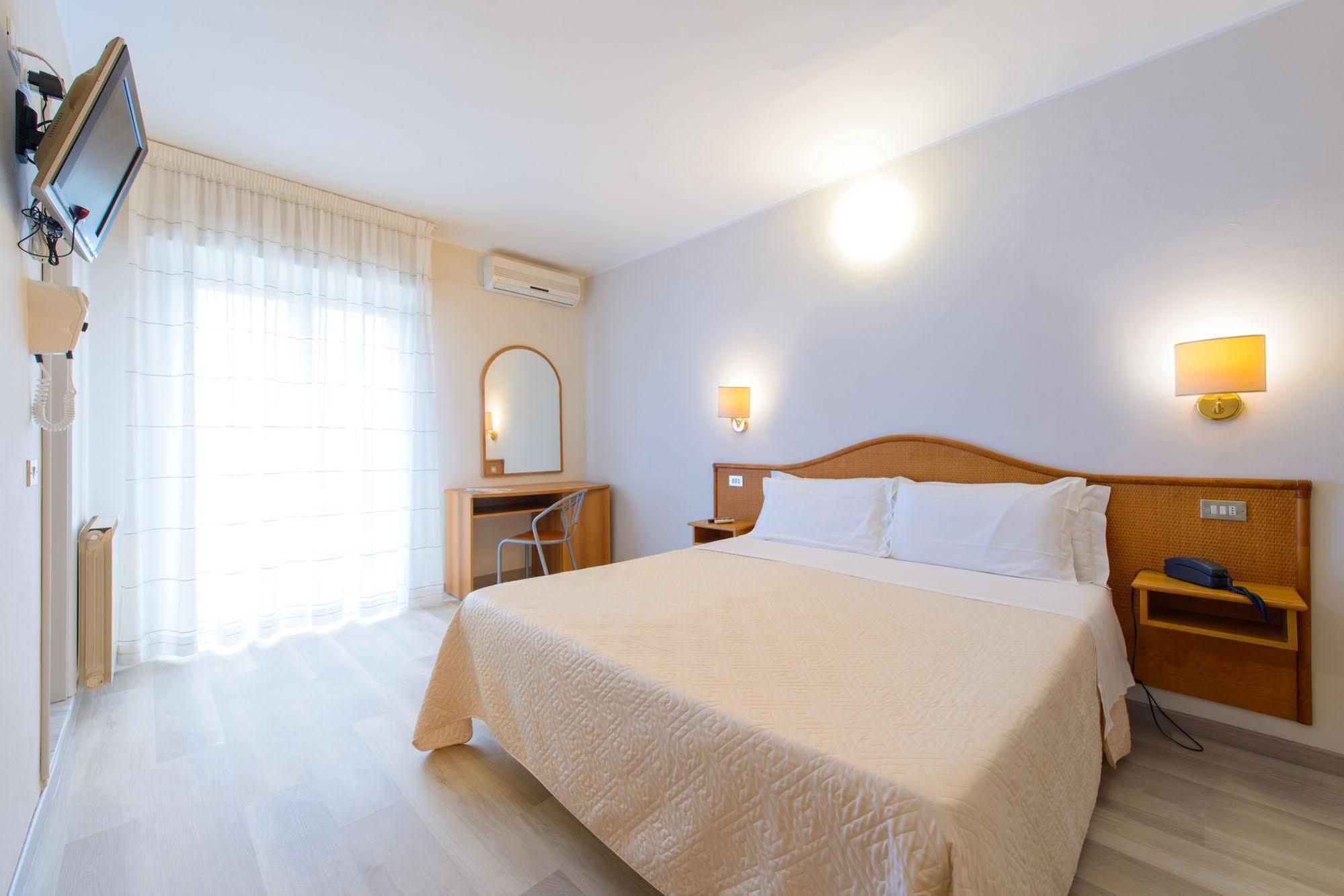 Hotel Falco Riccione Kültér fotó